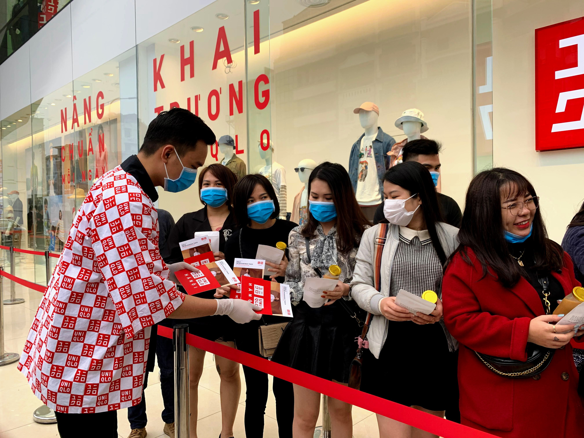 Chị em chen chân đi sắm đồ 8/3 tại Uniqlo Hà Nội, Vincom Phạm Ngọc Thạch chật kín trong biển người - Ảnh 1. Chị em chen chân đi sắm đồ 8/3 tại Uniqlo Hà Nội, Vincom Phạm Ngọc Thạch chật kín trong biển người - Ảnh 1.
