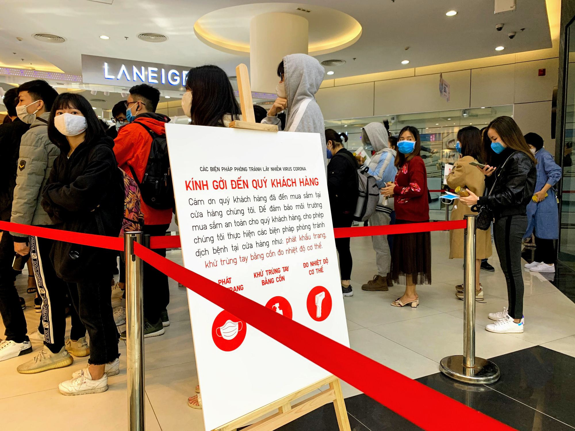 Cụ ông 87 tuổi cuốc bộ tới Uniqlo Hà Nội mua hàng trong ngày khai trương - Ảnh 9. Cụ ông 87 tuổi cuốc bộ tới Uniqlo Hà Nội mua hàng trong ngày khai trương - Ảnh 9.