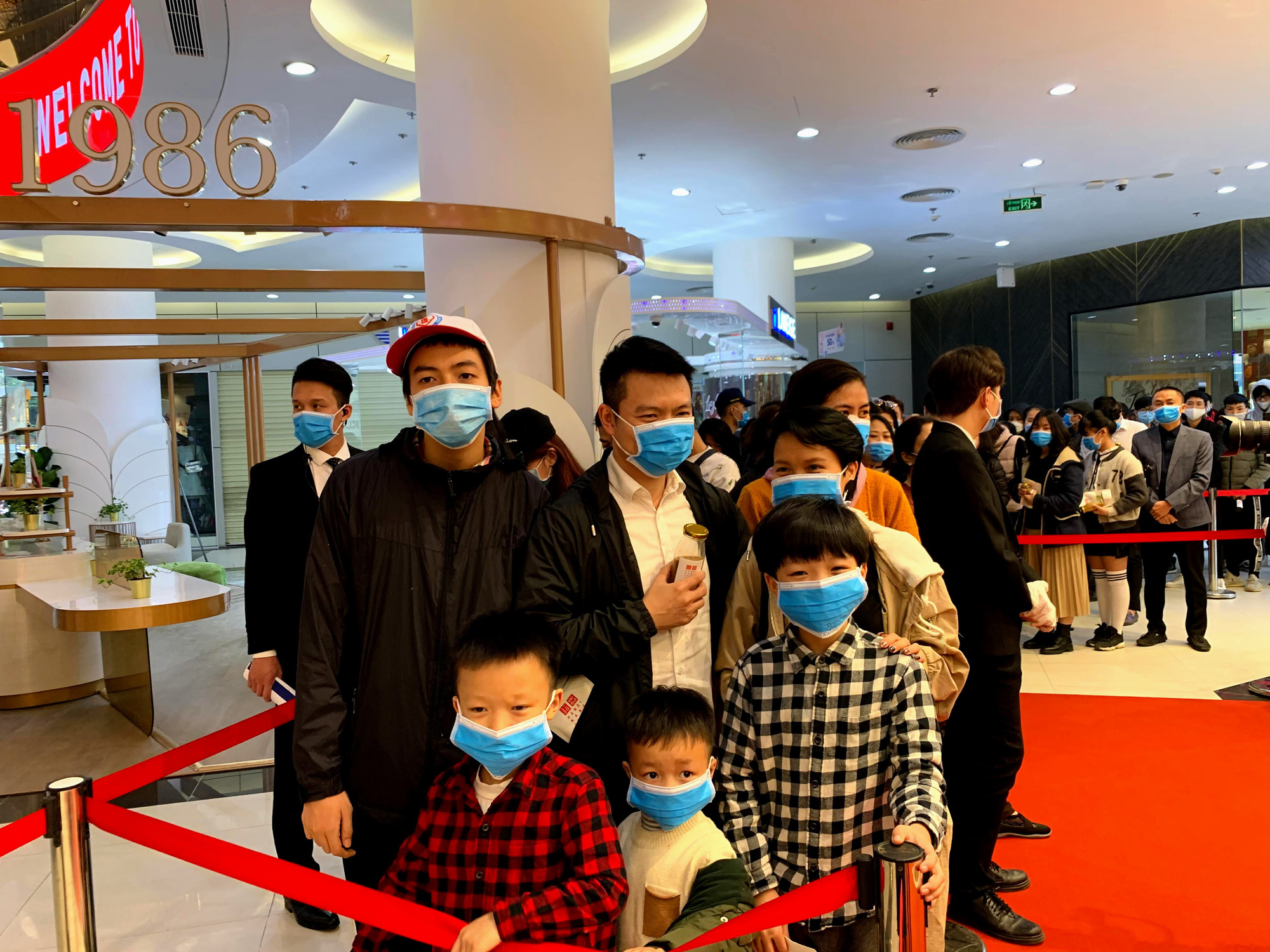 Cụ ông 87 tuổi cuốc bộ tới Uniqlo Hà Nội mua hàng trong ngày khai trương - Ảnh 6. Cụ ông 87 tuổi cuốc bộ tới Uniqlo Hà Nội mua hàng trong ngày khai trương - Ảnh 6.