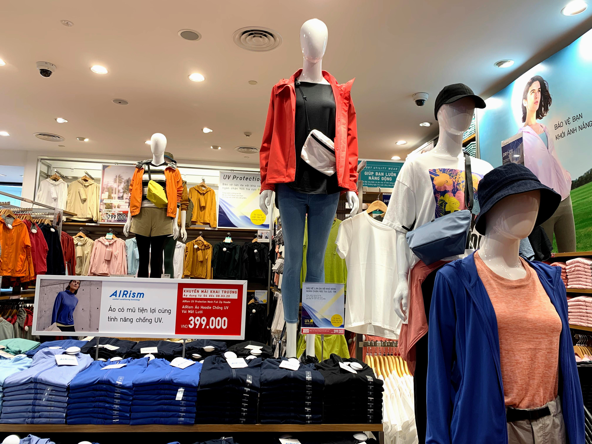 Chị em chen chân đi sắm đồ 8/3 tại Uniqlo Hà Nội, Vincom Phạm Ngọc Thạch chật kín trong biển người - Ảnh 7. Chị em chen chân đi sắm đồ 8/3 tại Uniqlo Hà Nội, Vincom Phạm Ngọc Thạch chật kín trong biển người - Ảnh 7.