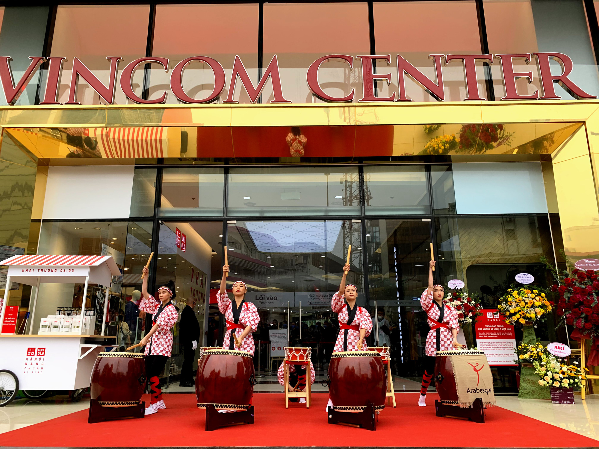 Cụ ông 87 tuổi cuốc bộ tới Uniqlo Hà Nội mua hàng trong ngày khai trương - Ảnh 1. Cụ ông 87 tuổi cuốc bộ tới Uniqlo Hà Nội mua hàng trong ngày khai trương - Ảnh 1.