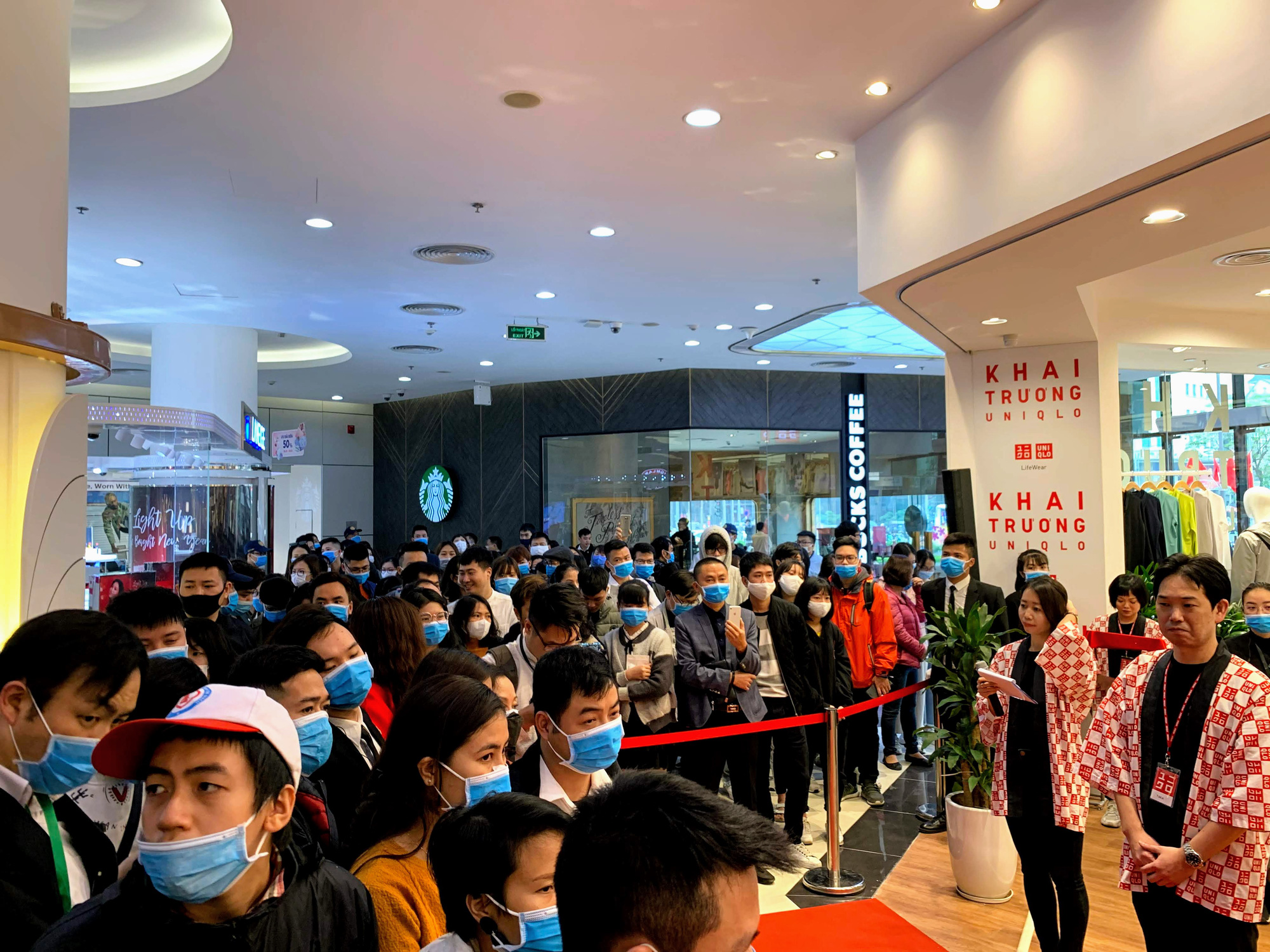 Chị em chen chân đi sắm đồ 8/3 tại Uniqlo Hà Nội, Vincom Phạm Ngọc Thạch chật kín trong biển người - Ảnh 4. Chị em chen chân đi sắm đồ 8/3 tại Uniqlo Hà Nội, Vincom Phạm Ngọc Thạch chật kín trong biển người - Ảnh 4.