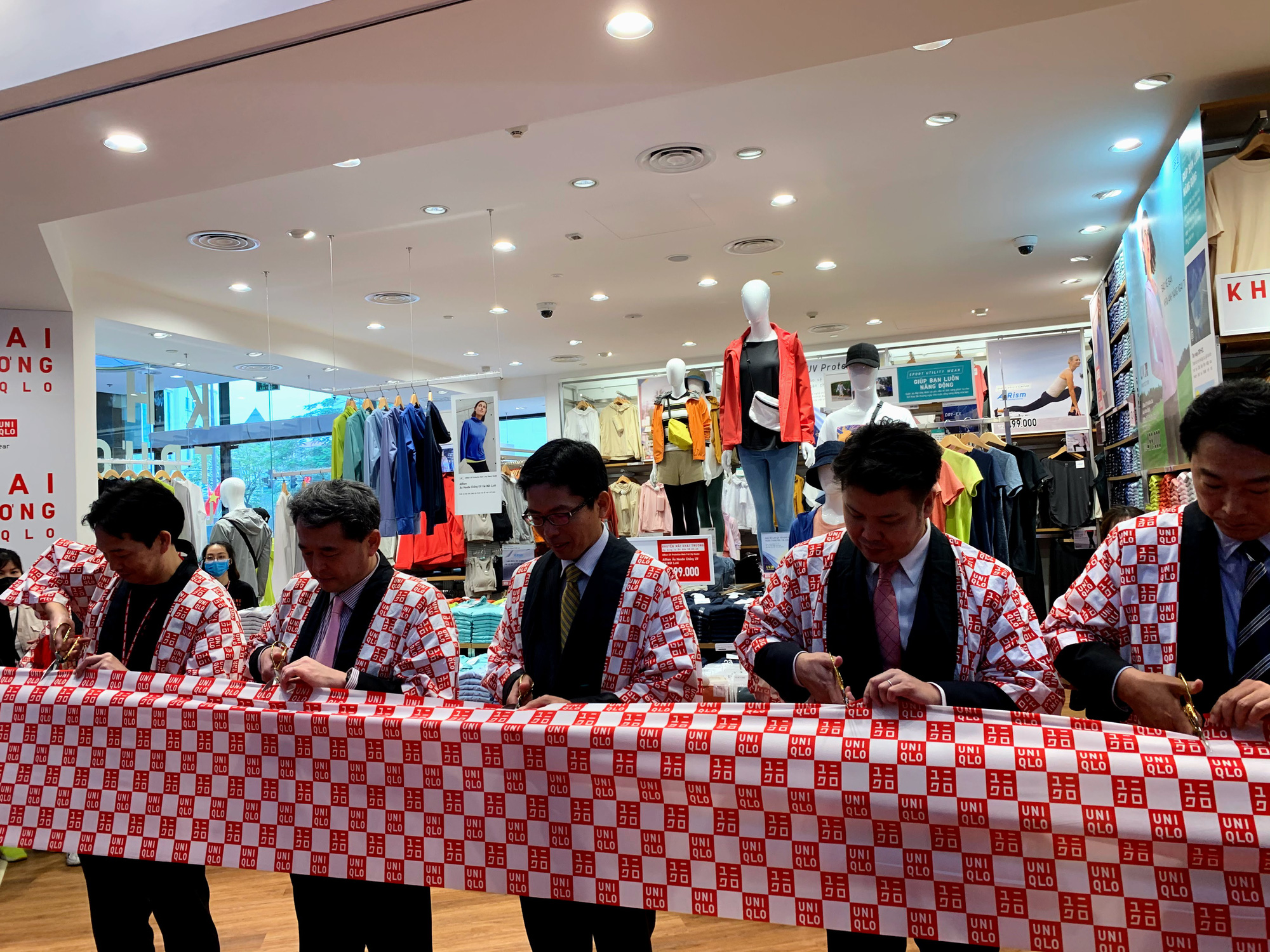 Cụ ông 87 tuổi cuốc bộ tới Uniqlo Hà Nội mua hàng trong ngày khai trương - Ảnh 2. Cụ ông 87 tuổi cuốc bộ tới Uniqlo Hà Nội mua hàng trong ngày khai trương - Ảnh 2.