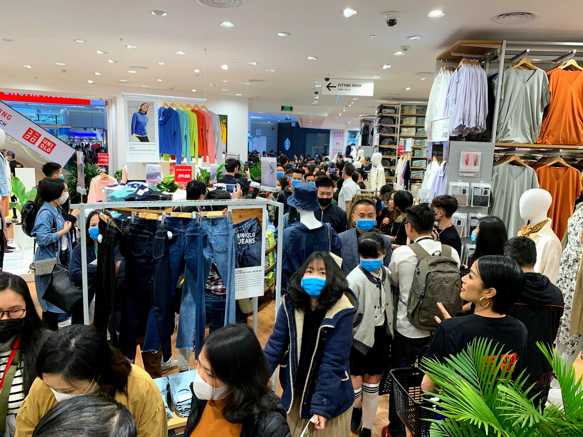 Chị em chen chân đi sắm đồ 8/3 tại Uniqlo Hà Nội, Vincom Phạm Ngọc Thạch chật kín trong biển người - Ảnh 5. Chị em chen chân đi sắm đồ 8/3 tại Uniqlo Hà Nội, Vincom Phạm Ngọc Thạch chật kín trong biển người - Ảnh 5.