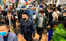 Vincom Phạm Ngọc Thạch chật kín trong biển người, phụ nữ, nam giới cùng tranh thủ mua quà 8/3 ngày Uniqlo khai trương