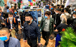 Vincom Phạm Ngọc Thạch chật kín trong biển người, phụ nữ, nam giới cùng tranh thủ mua quà 8/3 ngày Uniqlo khai trương