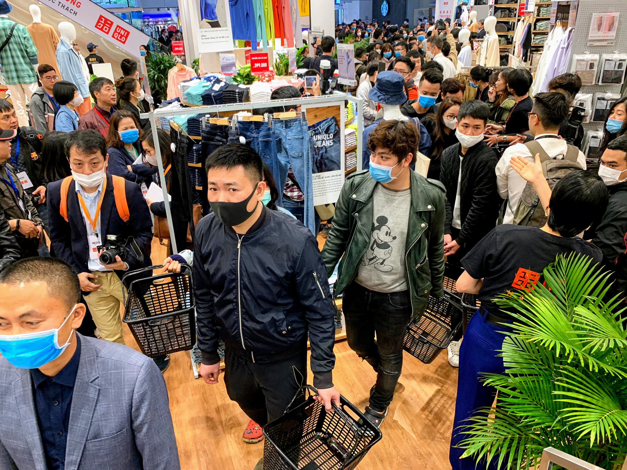 Chị em chen chân đi sắm đồ 8/3 tại Uniqlo Hà Nội, Vincom Phạm Ngọc Thạch chật kín trong biển người - Ảnh 14. Chị em chen chân đi sắm đồ 8/3 tại Uniqlo Hà Nội, Vincom Phạm Ngọc Thạch chật kín trong biển người - Ảnh 14.