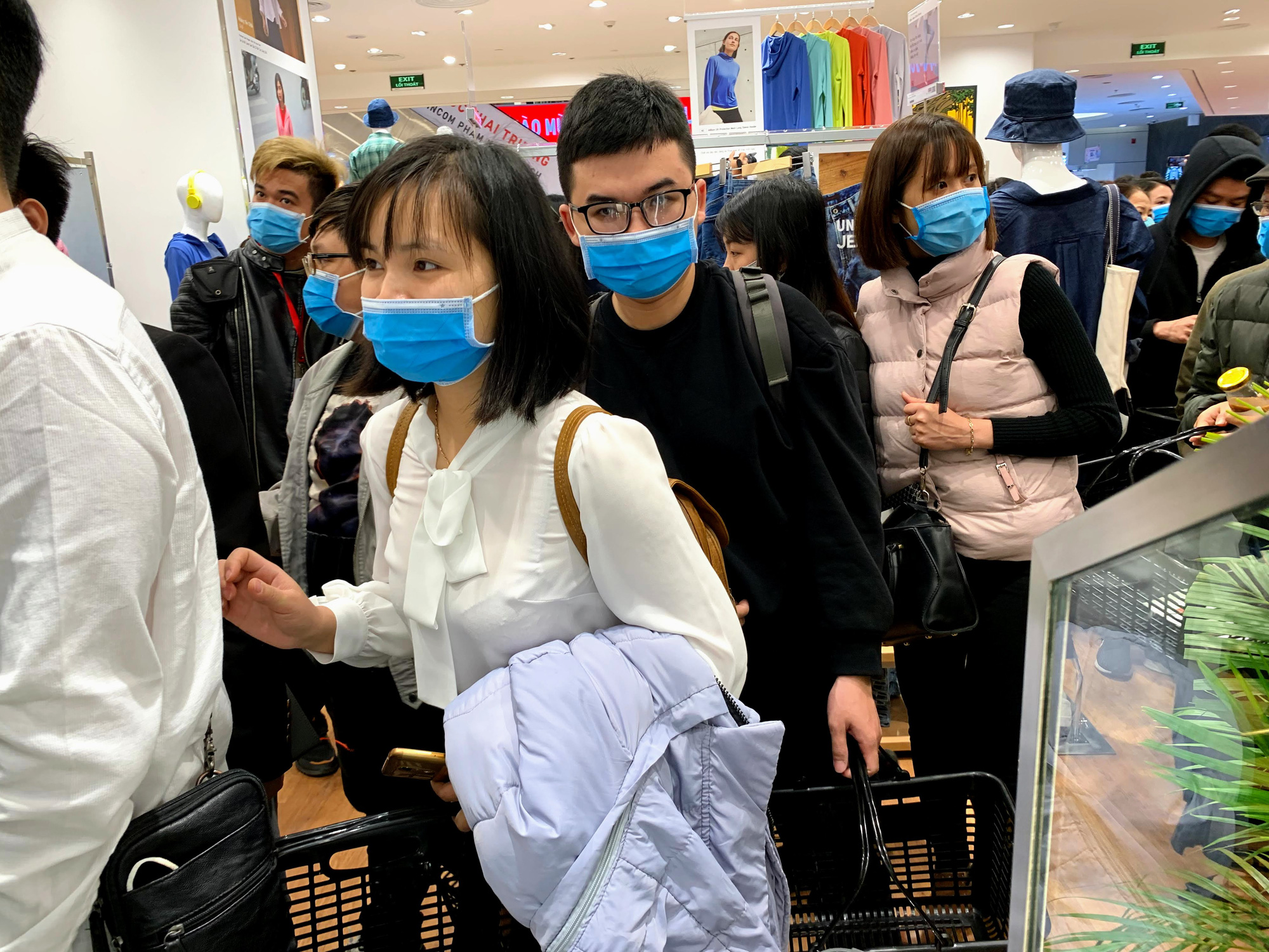 Chị em chen chân đi sắm đồ 8/3 tại Uniqlo Hà Nội, Vincom Phạm Ngọc Thạch chật kín trong biển người - Ảnh 17. Chị em chen chân đi sắm đồ 8/3 tại Uniqlo Hà Nội, Vincom Phạm Ngọc Thạch chật kín trong biển người - Ảnh 17.