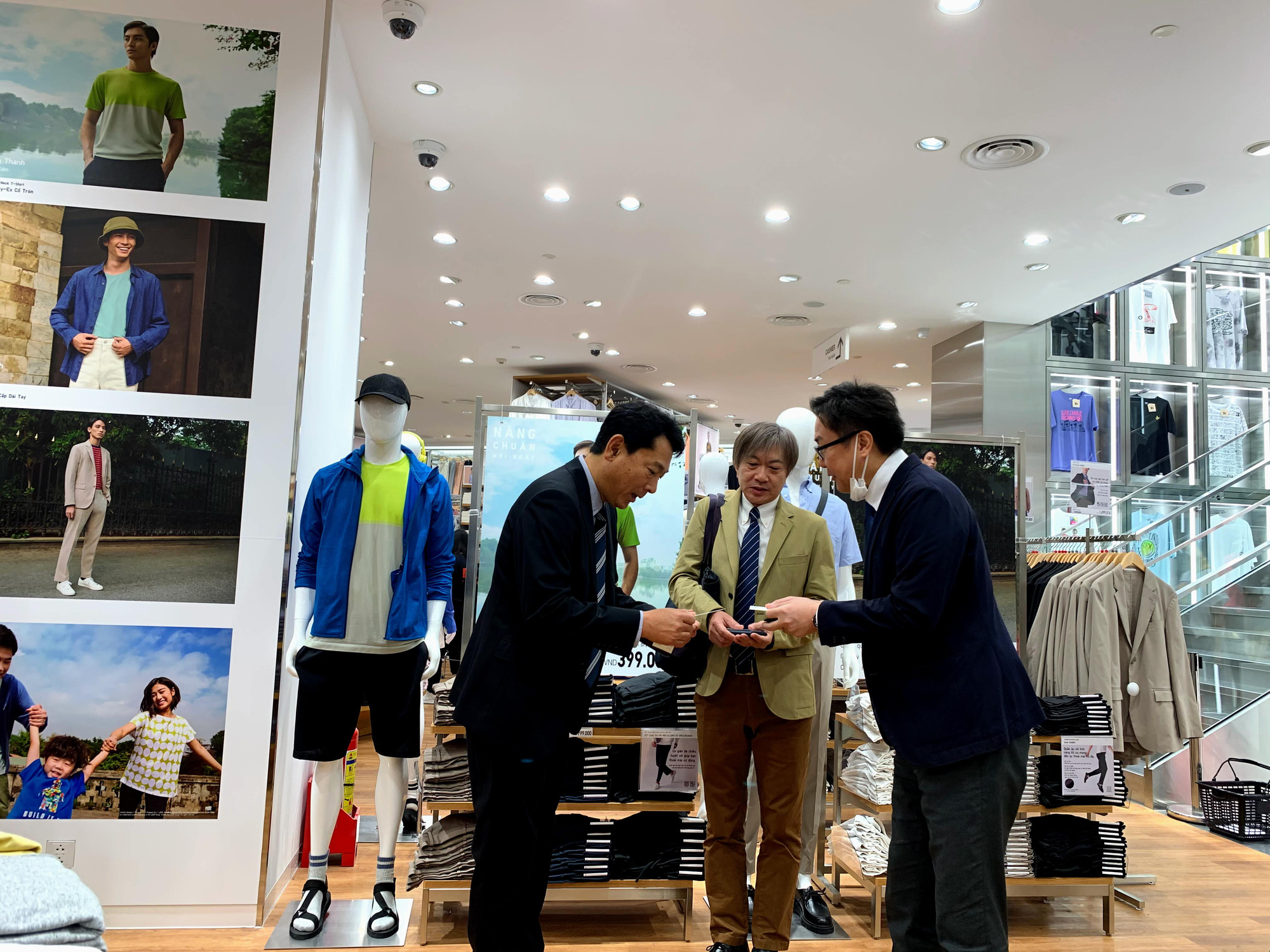 Cụ ông 87 tuổi cuốc bộ tới Uniqlo Hà Nội mua hàng trong ngày khai trương - Ảnh 12. Cụ ông 87 tuổi cuốc bộ tới Uniqlo Hà Nội mua hàng trong ngày khai trương - Ảnh 12.