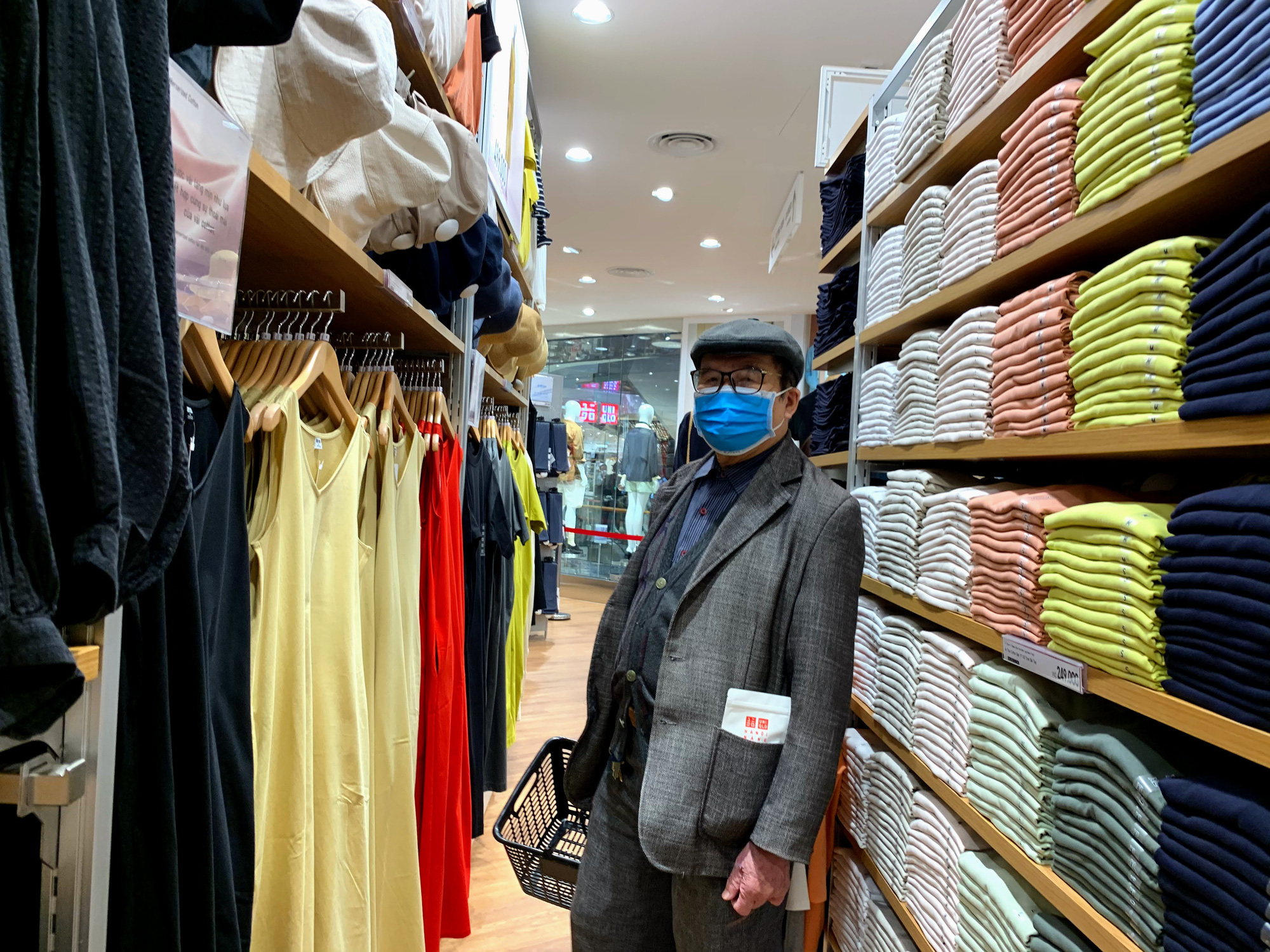 Chị em chen chân đi sắm đồ 8/3 tại Uniqlo Hà Nội, Vincom Phạm Ngọc Thạch chật kín trong biển người - Ảnh 16. Chị em chen chân đi sắm đồ 8/3 tại Uniqlo Hà Nội, Vincom Phạm Ngọc Thạch chật kín trong biển người - Ảnh 16.