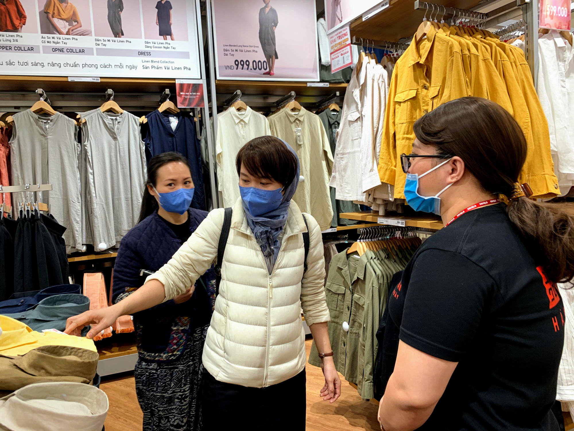 Chị em chen chân đi sắm đồ 8/3 tại Uniqlo Hà Nội, Vincom Phạm Ngọc Thạch chật kín trong biển người - Ảnh 9. Chị em chen chân đi sắm đồ 8/3 tại Uniqlo Hà Nội, Vincom Phạm Ngọc Thạch chật kín trong biển người - Ảnh 9.