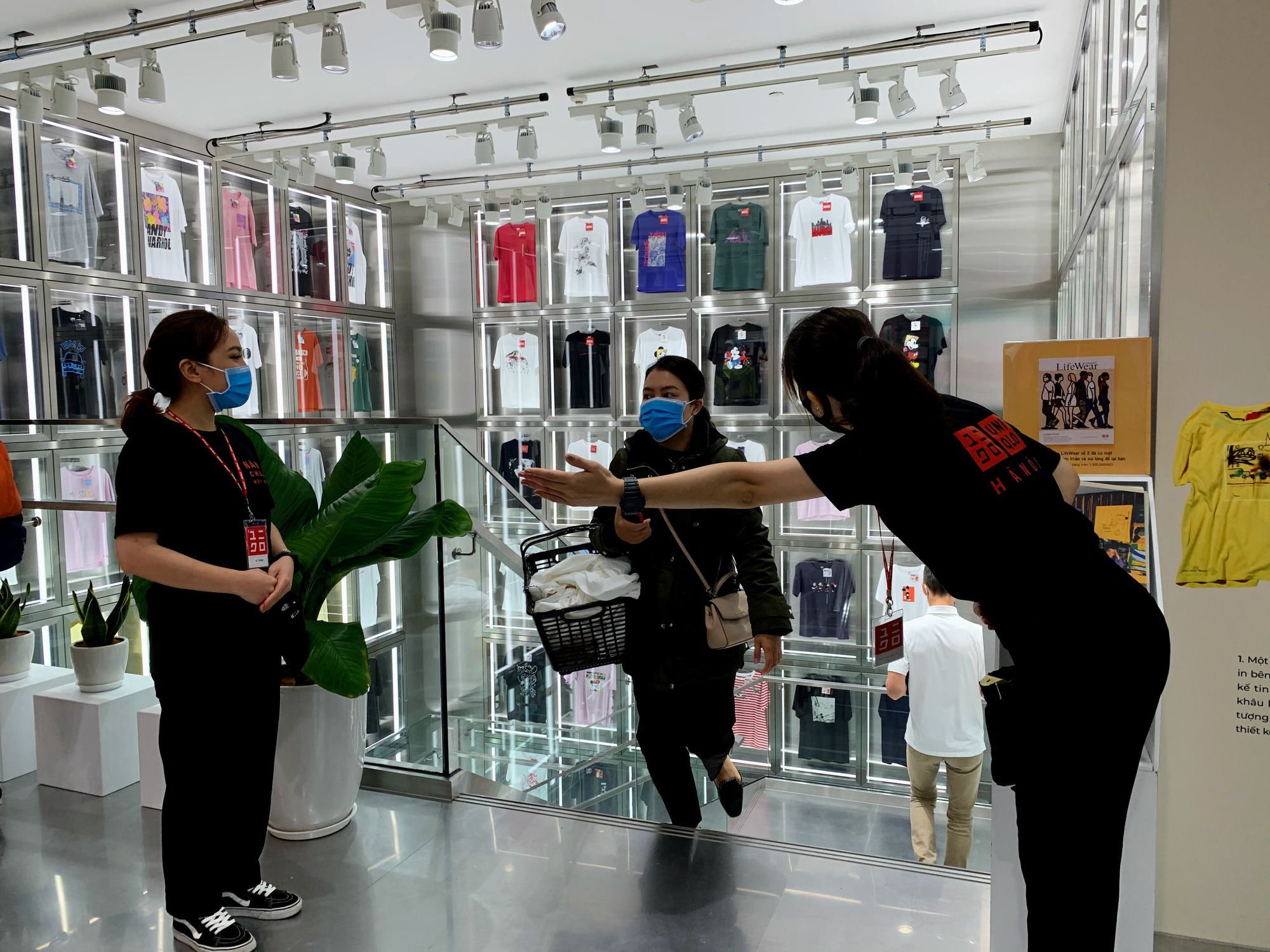 Cụ ông 87 tuổi cuốc bộ tới Uniqlo Hà Nội mua hàng trong ngày khai trương - Ảnh 11. Cụ ông 87 tuổi cuốc bộ tới Uniqlo Hà Nội mua hàng trong ngày khai trương - Ảnh 11.
