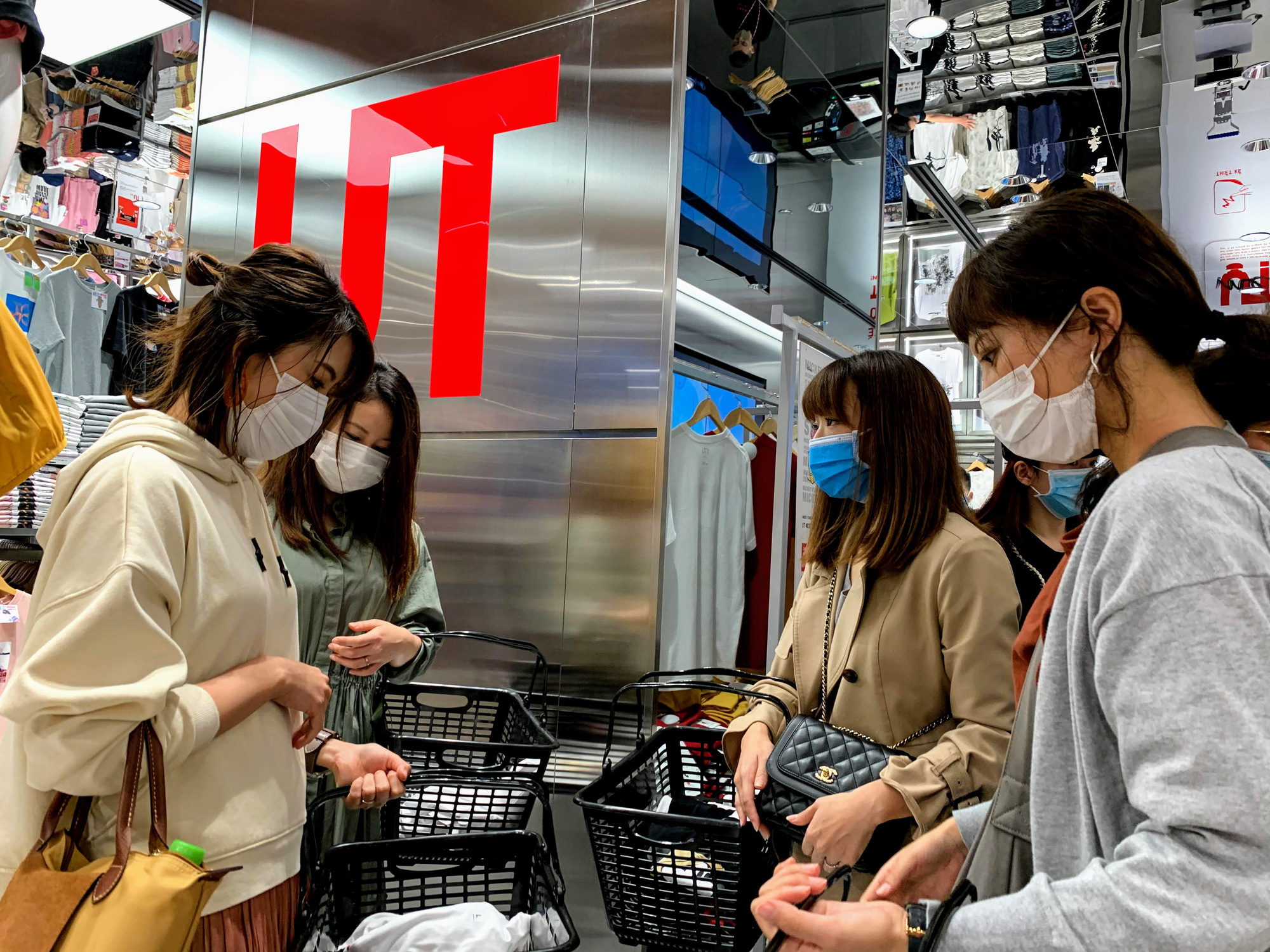 Chị em chen chân đi sắm đồ 8/3 tại Uniqlo Hà Nội, Vincom Phạm Ngọc Thạch chật kín trong biển người - Ảnh 8. Chị em chen chân đi sắm đồ 8/3 tại Uniqlo Hà Nội, Vincom Phạm Ngọc Thạch chật kín trong biển người - Ảnh 8.