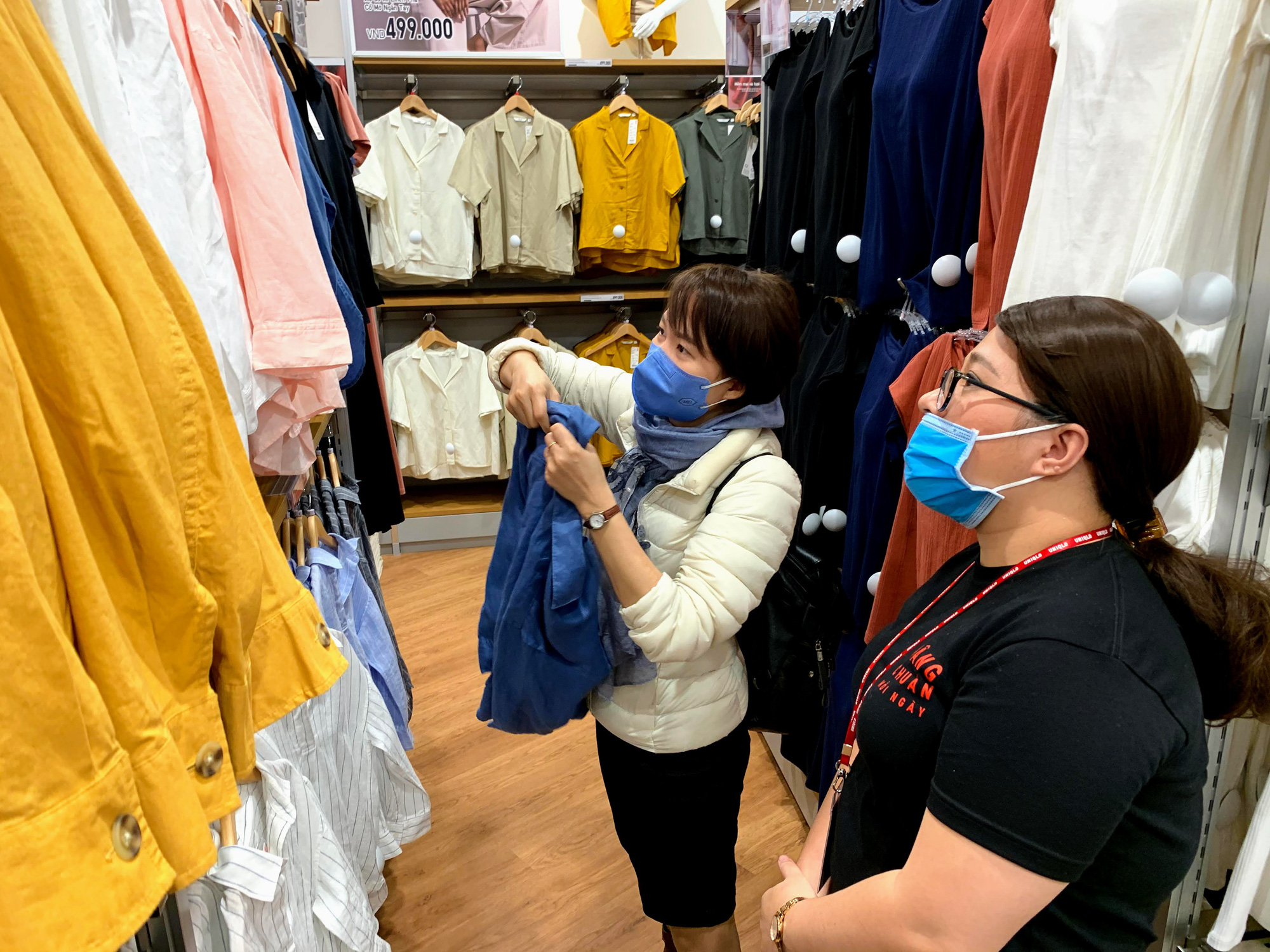 Chị em chen chân đi sắm đồ 8/3 tại Uniqlo Hà Nội, Vincom Phạm Ngọc Thạch chật kín trong biển người - Ảnh 10. Chị em chen chân đi sắm đồ 8/3 tại Uniqlo Hà Nội, Vincom Phạm Ngọc Thạch chật kín trong biển người - Ảnh 10.