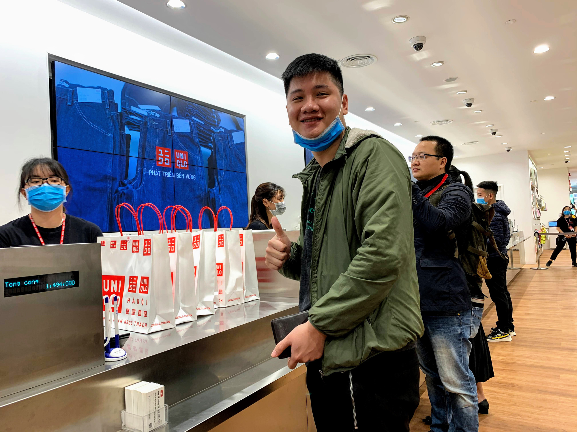Chị em chen chân đi sắm đồ 8/3 tại Uniqlo Hà Nội, Vincom Phạm Ngọc Thạch chật kín trong biển người - Ảnh 15. Chị em chen chân đi sắm đồ 8/3 tại Uniqlo Hà Nội, Vincom Phạm Ngọc Thạch chật kín trong biển người - Ảnh 15.
