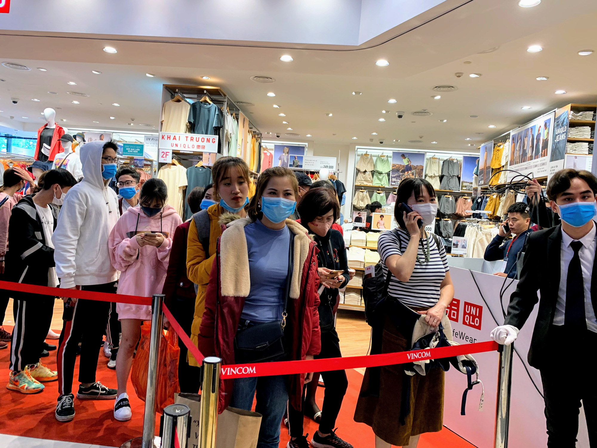 Chị em chen chân đi sắm đồ 8/3 tại Uniqlo Hà Nội, Vincom Phạm Ngọc Thạch chật kín trong biển người - Ảnh 6. Chị em chen chân đi sắm đồ 8/3 tại Uniqlo Hà Nội, Vincom Phạm Ngọc Thạch chật kín trong biển người - Ảnh 6.