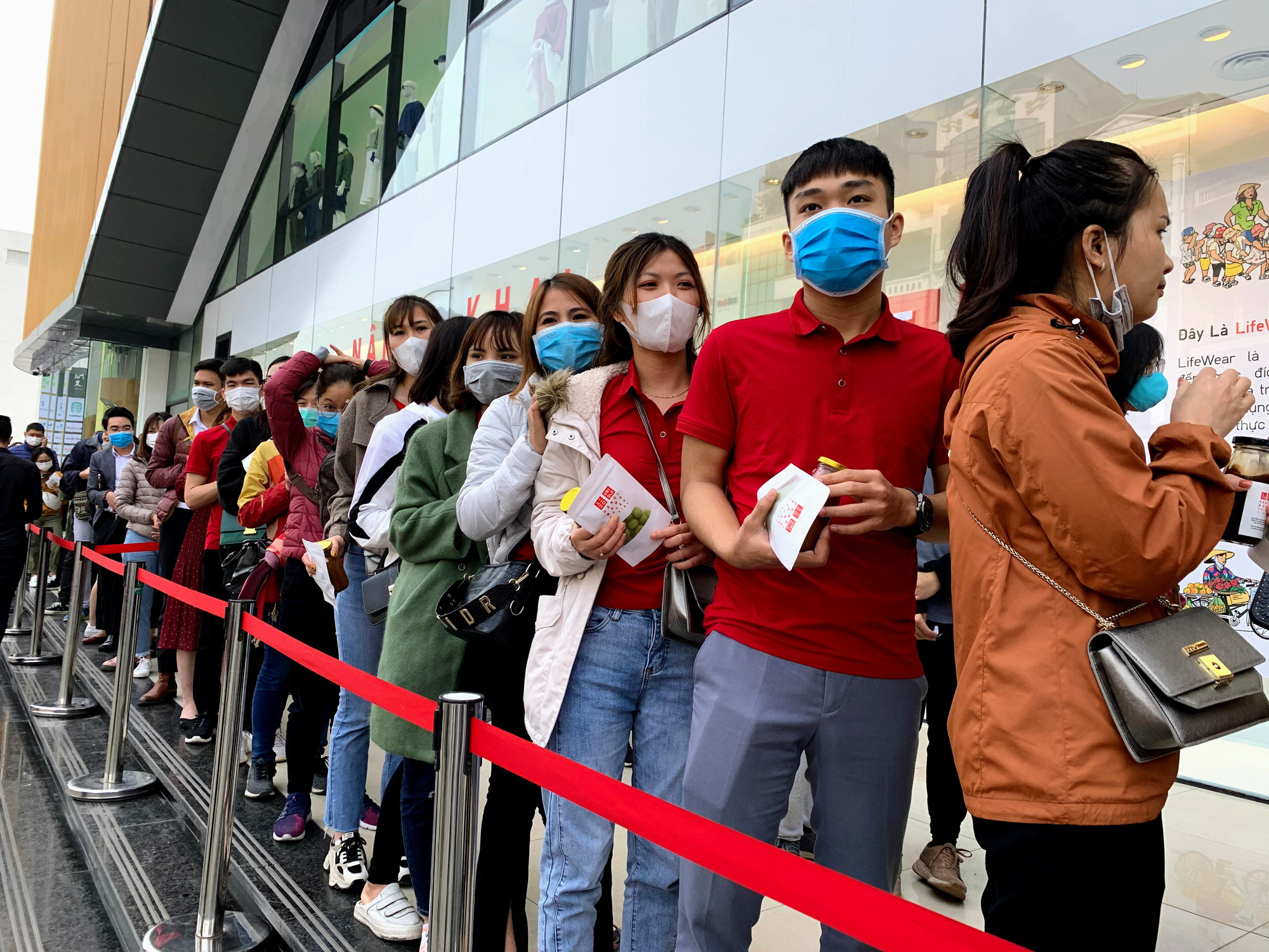 Cụ ông 87 tuổi cuốc bộ tới Uniqlo Hà Nội mua hàng trong ngày khai trương - Ảnh 3. Cụ ông 87 tuổi cuốc bộ tới Uniqlo Hà Nội mua hàng trong ngày khai trương - Ảnh 3.