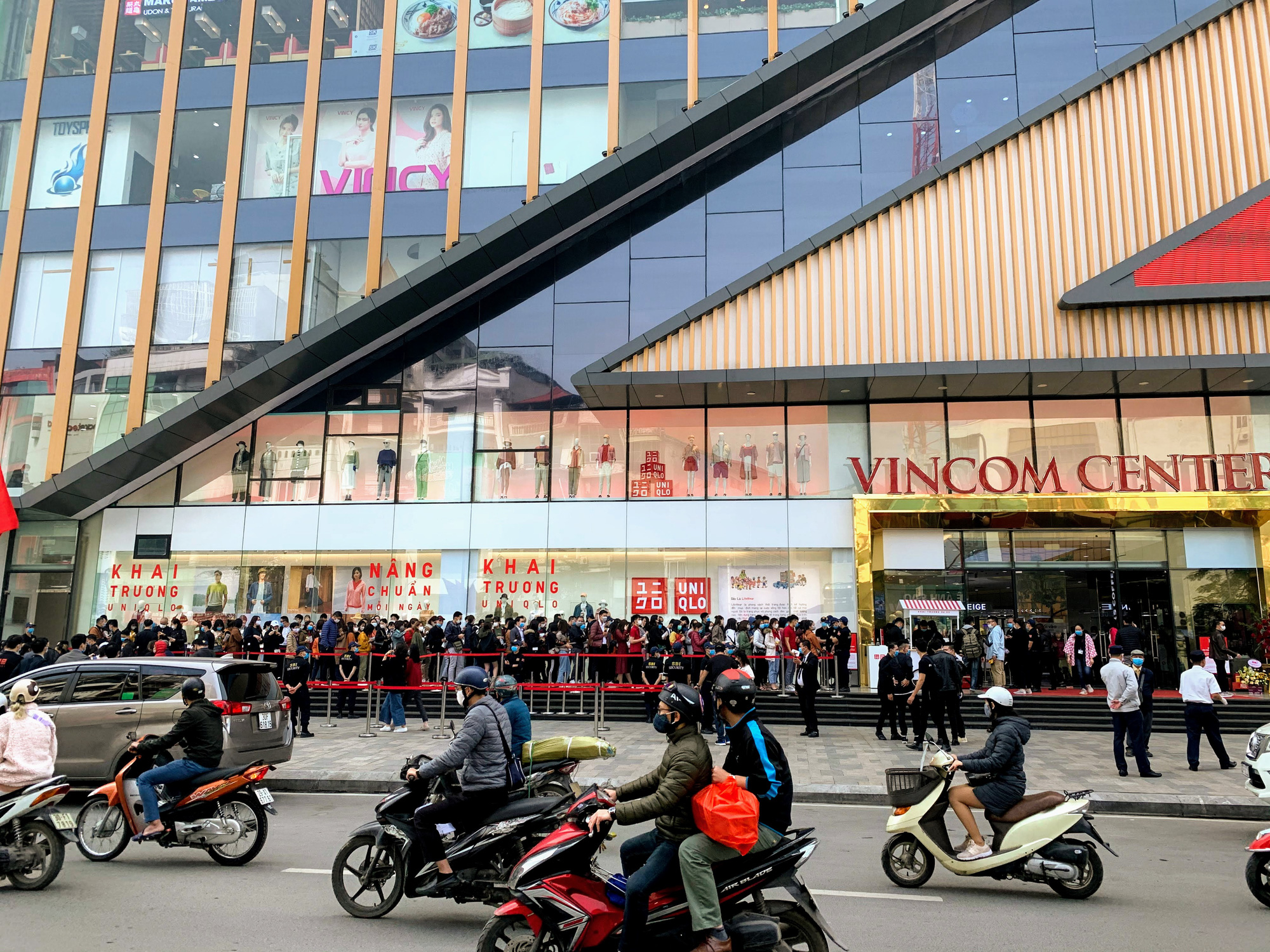 Cụ ông 87 tuổi cuốc bộ tới Uniqlo Hà Nội mua hàng trong ngày khai trương - Ảnh 13. Cụ ông 87 tuổi cuốc bộ tới Uniqlo Hà Nội mua hàng trong ngày khai trương - Ảnh 13.