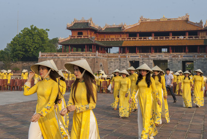 Miễn phí vé tham quan di tích Huế cho phụ nữ mặc áo dài dịp 8/3 - Ảnh 2. Miễn phí vé tham quan di tích Huế cho phụ nữ mặc áo dài dịp 8/3 - Ảnh 2.