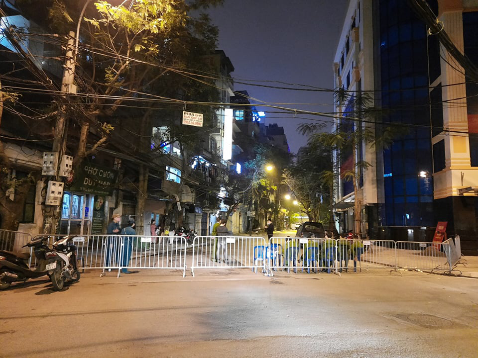 Hình ảnh cách li phố Trúc Bạch trong đêm sau ca nhiễm Covid-19 đầu tiên ở Hà Nội - Ảnh 4. Hình ảnh cách li phố Trúc Bạch trong đêm sau ca nhiễm Covid-19 đầu tiên ở Hà Nội - Ảnh 4.