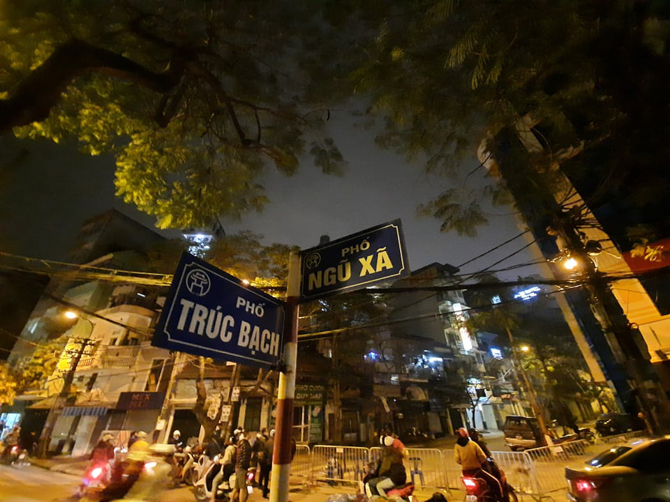 Hình ảnh cách li phố Trúc Bạch trong đêm sau ca nhiễm Covid-19 đầu tiên ở Hà Nội - Ảnh 1. Hình ảnh cách li phố Trúc Bạch trong đêm sau ca nhiễm Covid-19 đầu tiên ở Hà Nội - Ảnh 1.