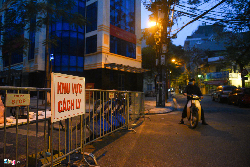 Người dân phố Trúc Bạch trong buổi đầu cách li vì ca nhiễm Covid-19 - Ảnh 1.