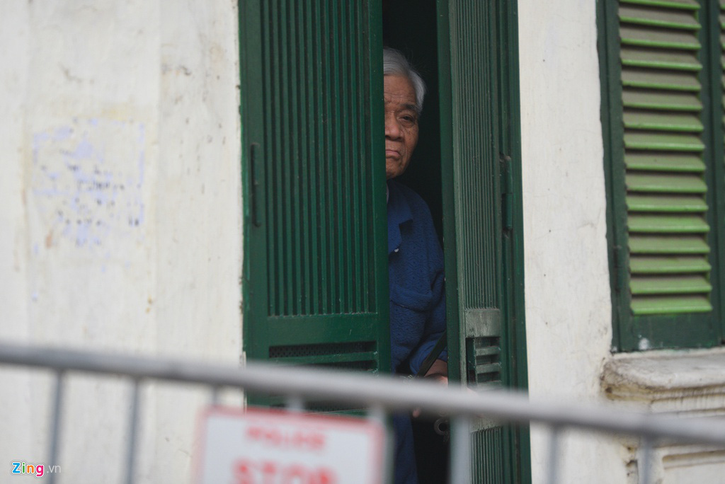 Người dân phố Trúc Bạch trong buổi đầu cách li vì ca nhiễm Covid-19 - Ảnh 5.