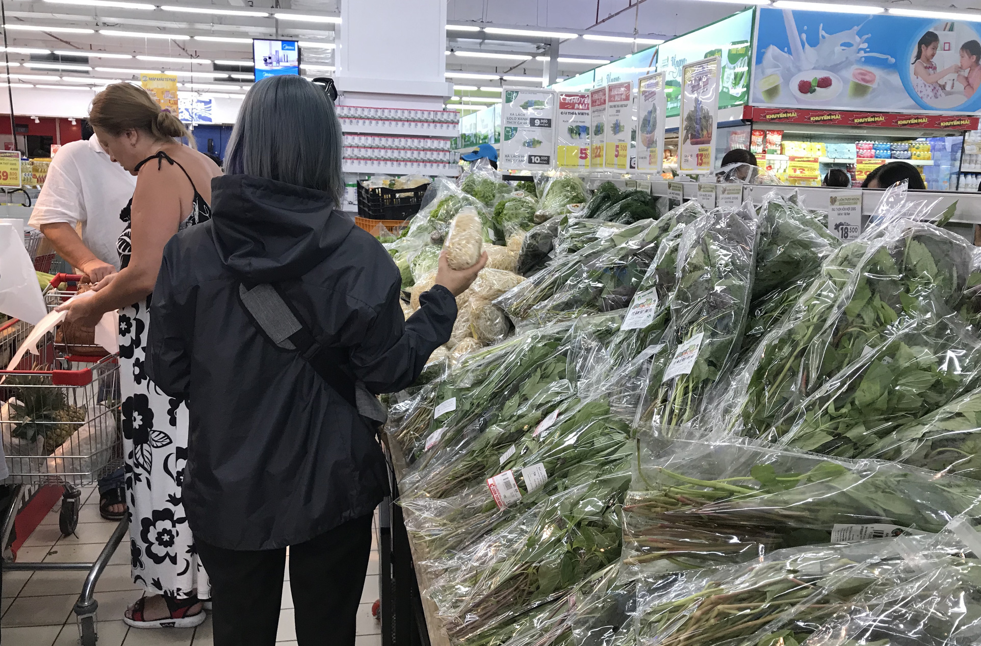 Siêu thị cam kết không thiếu hàng hóa, thực phẩm, đang chuyển thêm về Hà Nội trong hôm nay - Ảnh 1. Siêu thị cam kết không thiếu hàng hóa, thực phẩm, đang chuyển thêm về Hà Nội trong hôm nay - Ảnh 1.