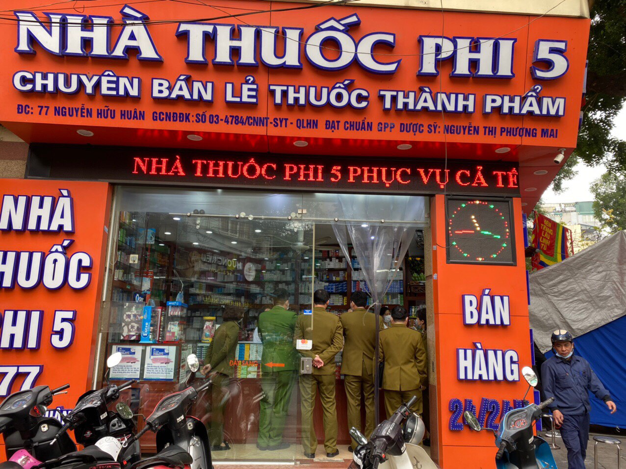 Xử lí 26 nhà thuốc lợi dụng dịch Covid-19 hét giá khẩu trang trong hôm nay - Ảnh 1. Xử lí 26 nhà thuốc lợi dụng dịch Covid-19 hét giá khẩu trang trong hôm nay - Ảnh 1.