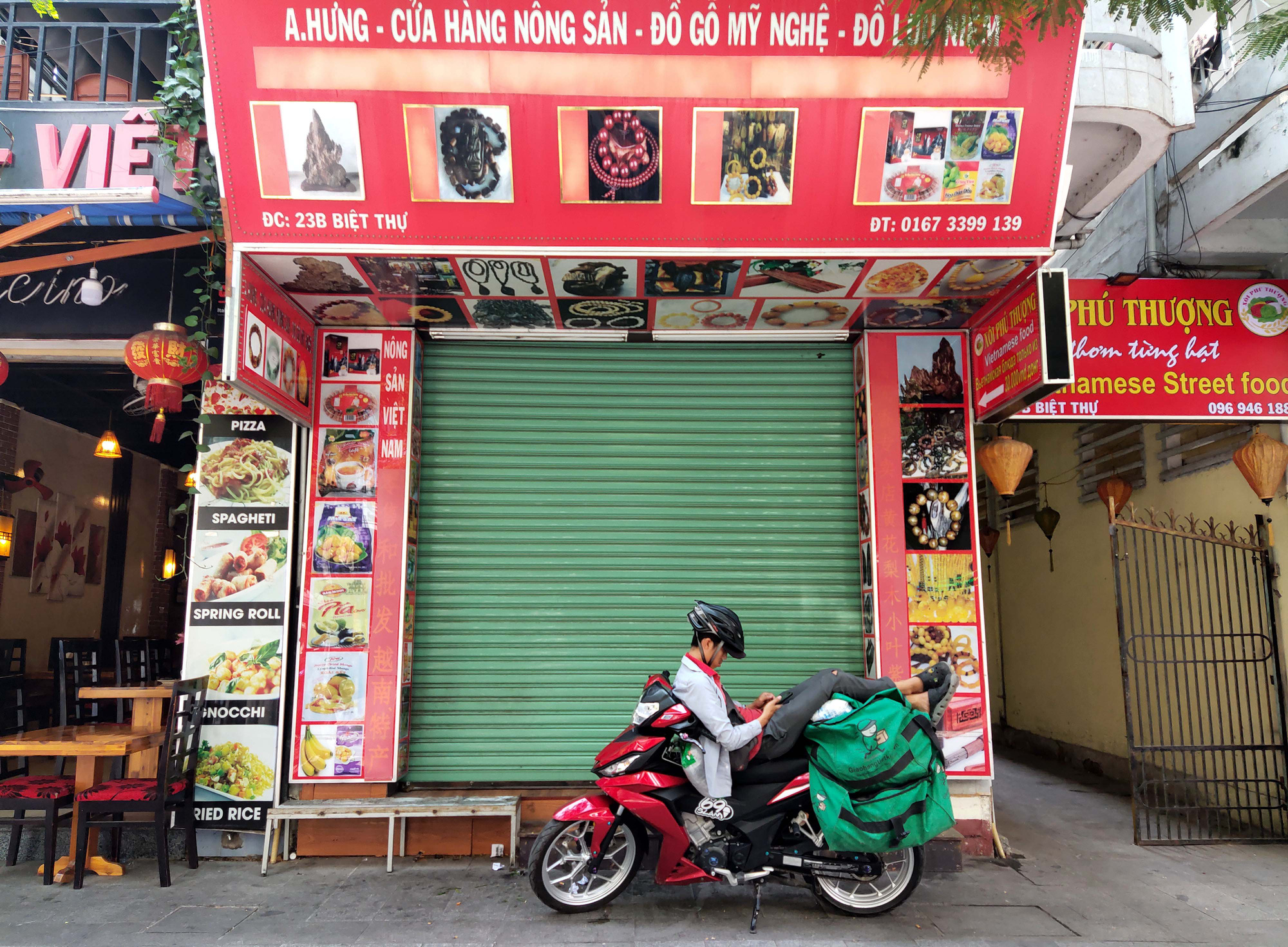 Phố Tây Nha Trang: Khách sạn đóng cửa, cửa hàng tháo chạy vì Covid-19 - Ảnh 9. Phố Tây Nha Trang: Khách sạn đóng cửa, cửa hàng tháo chạy vì Covid-19 - Ảnh 9.