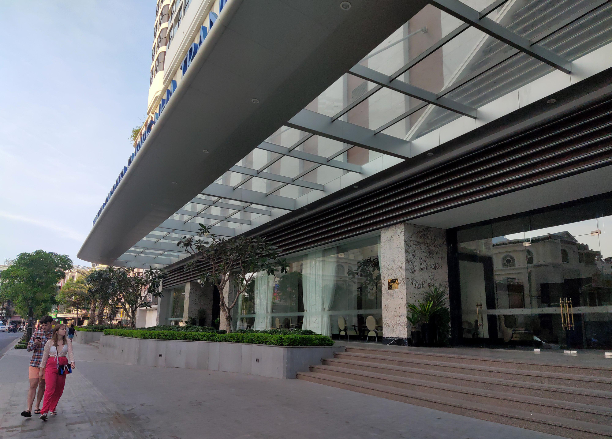 Phố Tây Nha Trang: Khách sạn đóng cửa, cửa hàng tháo chạy vì Covid-19 - Ảnh 3. Phố Tây Nha Trang: Khách sạn đóng cửa, cửa hàng tháo chạy vì Covid-19 - Ảnh 3.