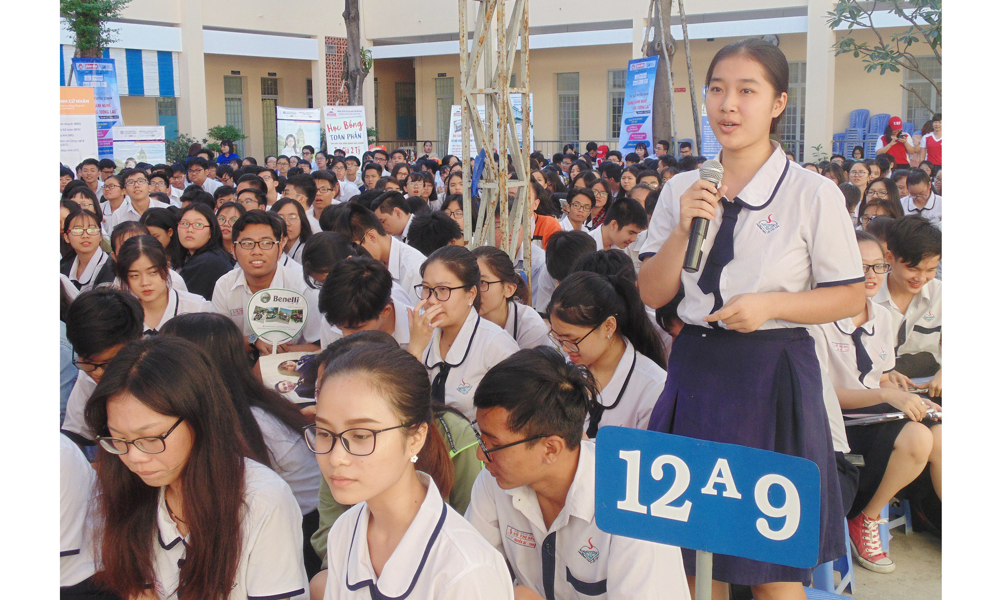 Học sinh lớp 12 tại TP HCM đi học từ 9/3 - Ảnh 1. Học sinh lớp 12 tại TP HCM đi học từ 9/3 - Ảnh 1.