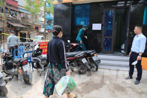 Cuộc sống người dân phố Trúc Bạch ngày đầu cách li - Ảnh 1. Cuộc sống người dân phố Trúc Bạch ngày đầu cách li - Ảnh 1.