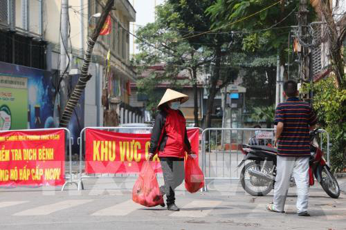 Cuộc sống người dân phố Trúc Bạch ngày đầu cách li - Ảnh 4. Cuộc sống người dân phố Trúc Bạch ngày đầu cách li - Ảnh 4.