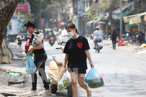 Cuộc sống người dân phố Trúc Bạch ngày đầu cách li - Ảnh 6. Cuộc sống người dân phố Trúc Bạch ngày đầu cách li - Ảnh 6.