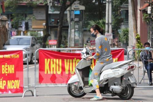 Cuộc sống người dân phố Trúc Bạch ngày đầu cách li - Ảnh 7. Cuộc sống người dân phố Trúc Bạch ngày đầu cách li - Ảnh 7.