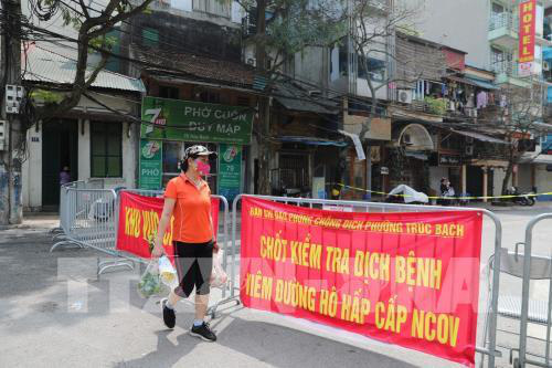 Cuộc sống người dân phố Trúc Bạch ngày đầu cách li - Ảnh 8. Cuộc sống người dân phố Trúc Bạch ngày đầu cách li - Ảnh 8.