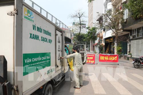 Cuộc sống người dân phố Trúc Bạch ngày đầu cách li - Ảnh 9. Cuộc sống người dân phố Trúc Bạch ngày đầu cách li - Ảnh 9.