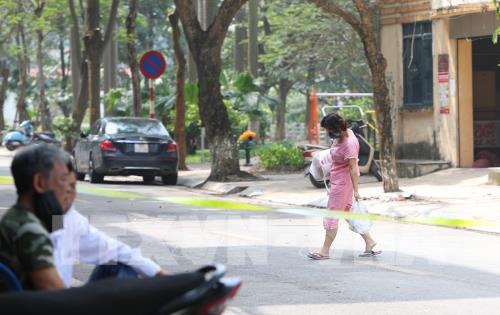 Cuộc sống người dân phố Trúc Bạch ngày đầu cách li - Ảnh 10. Cuộc sống người dân phố Trúc Bạch ngày đầu cách li - Ảnh 10.