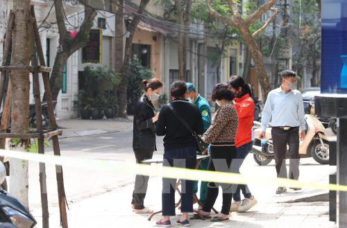 Cuộc sống người dân phố Trúc Bạch ngày đầu cách li - Ảnh 11. Cuộc sống người dân phố Trúc Bạch ngày đầu cách li - Ảnh 11.