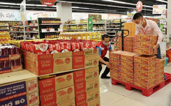 Mì tôm, giấy ăn đang khuyến mãi ở các siêu thị, Vinmart 'xả kho' 3.000 mặt hàng giảm đến 50% giá, Big C Hà Nội mở cửa đến 11h đêm