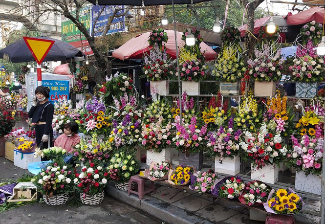 Ngày 8/3, hoa tại Hà Nội giảm giá mạnh vẫn ít người mua - Ảnh 2. Ngày 8/3, hoa tại Hà Nội giảm giá mạnh vẫn ít người mua - Ảnh 2.