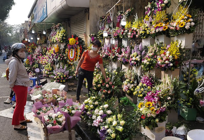 Ngày 8/3, hoa tại Hà Nội giảm giá mạnh vẫn ít người mua - Ảnh 3. Ngày 8/3, hoa tại Hà Nội giảm giá mạnh vẫn ít người mua - Ảnh 3.