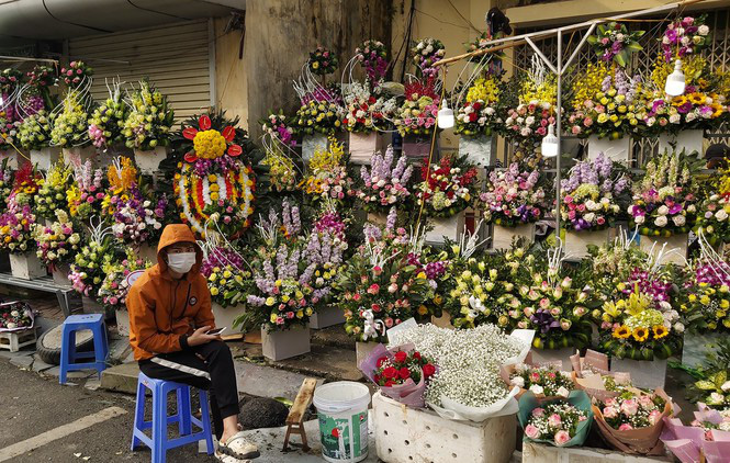 Ngày 8/3, hoa tại Hà Nội giảm giá mạnh vẫn ít người mua - Ảnh 6. Ngày 8/3, hoa tại Hà Nội giảm giá mạnh vẫn ít người mua - Ảnh 6.