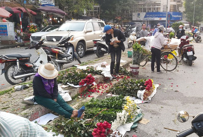 Ngày 8/3, hoa tại Hà Nội giảm giá mạnh vẫn ít người mua - Ảnh 7. Ngày 8/3, hoa tại Hà Nội giảm giá mạnh vẫn ít người mua - Ảnh 7.