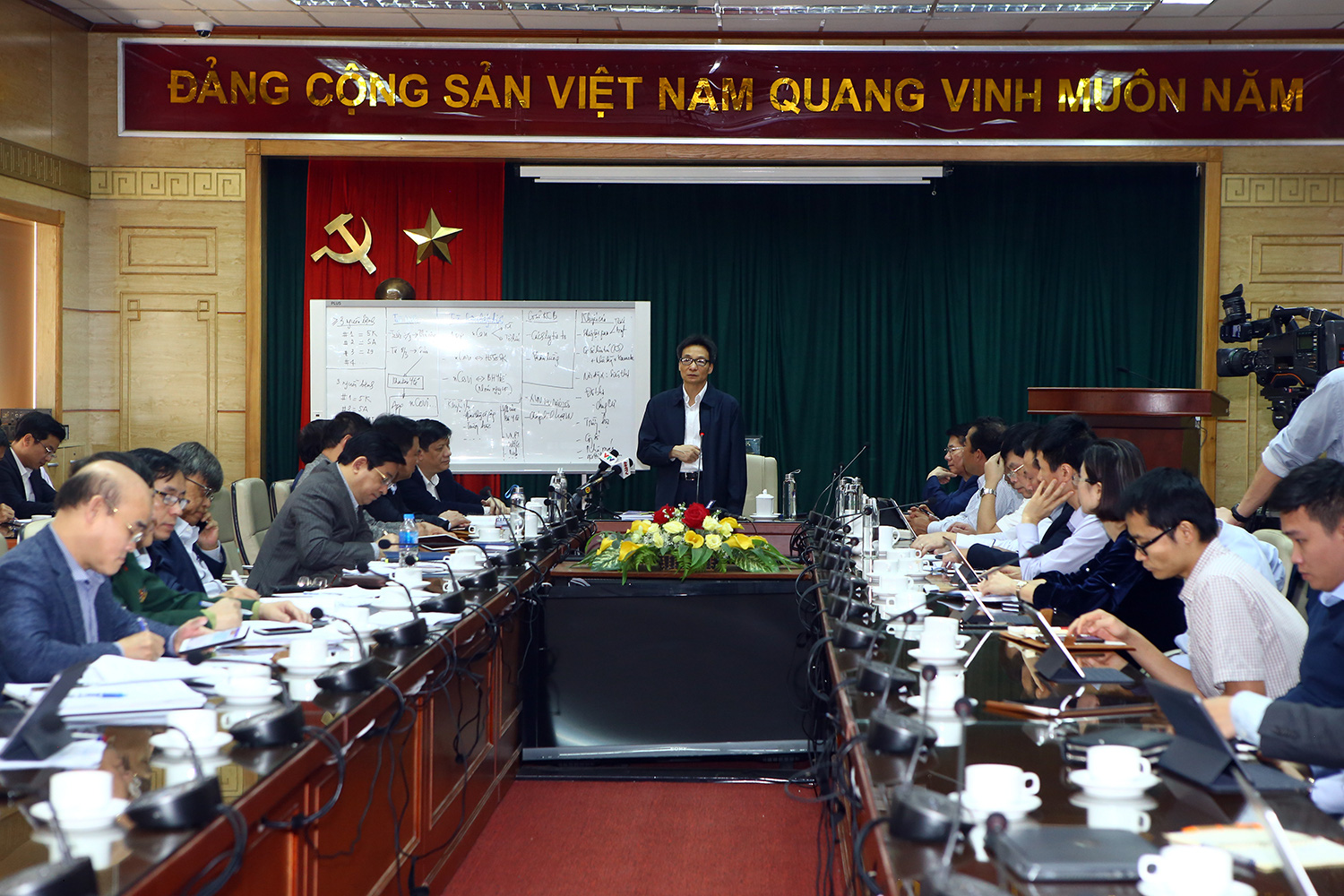Việt Nam đã chuẩn bị tình huống cho hàng nghìn ca nhiễm Covid-19 nên những ngày tới có vài trăm ca cũng không bất ngờ - Ảnh 2. Việt Nam đã chuẩn bị tình huống cho hàng nghìn ca nhiễm Covid-19 nên những ngày tới có vài trăm ca cũng không bất ngờ - Ảnh 2.