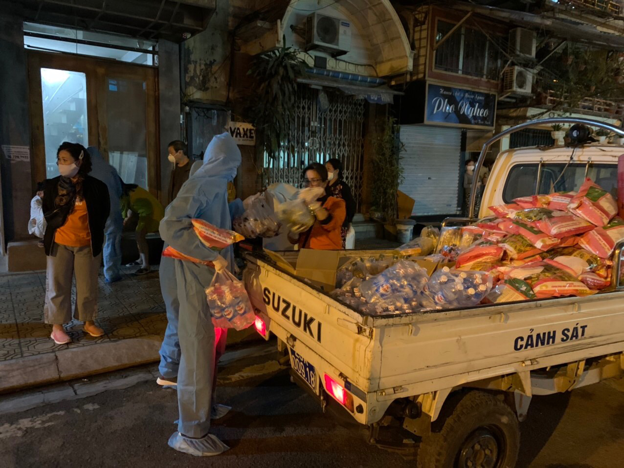 Người dân phố Trúc Bạch yên tâm cách li, phòng dịch - Ảnh 7. Người dân phố Trúc Bạch yên tâm cách li, phòng dịch - Ảnh 7.