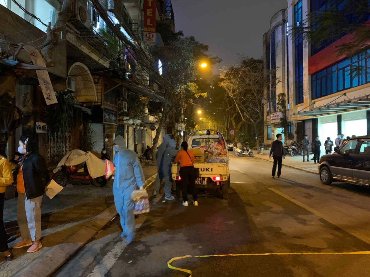 Người dân phố Trúc Bạch yên tâm cách li, phòng dịch - Ảnh 8. Người dân phố Trúc Bạch yên tâm cách li, phòng dịch - Ảnh 8.