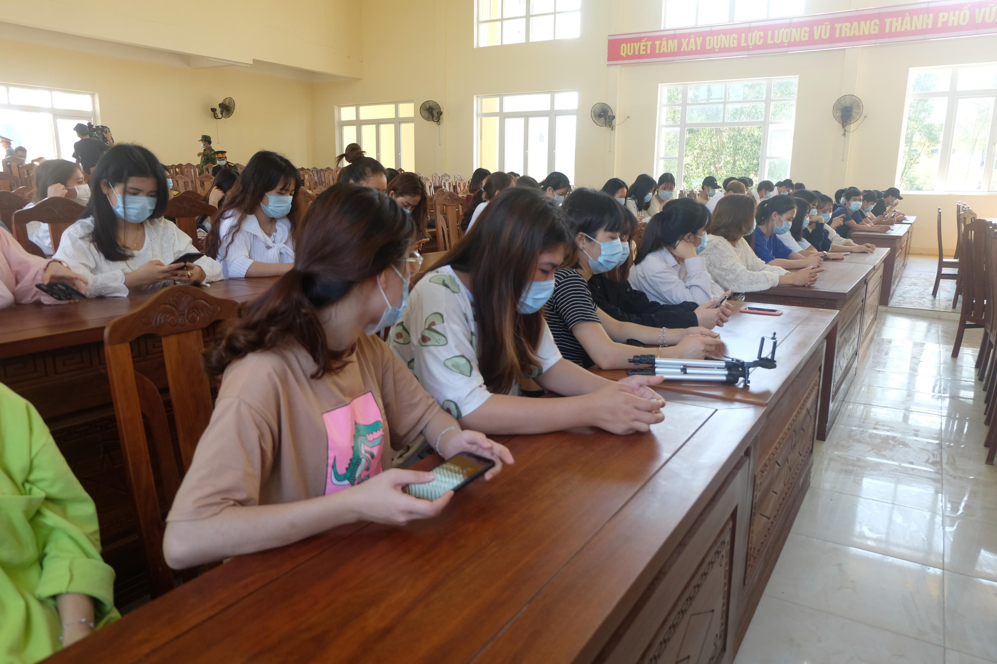 Đà Nẵng cho 57 người trở về nhà sau 14 ngày cách li tập trung - Ảnh 1. Đà Nẵng cho 57 người trở về nhà sau 14 ngày cách li tập trung - Ảnh 1.