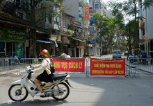Cuộc sống trong con phố cách li của người Hà Nội